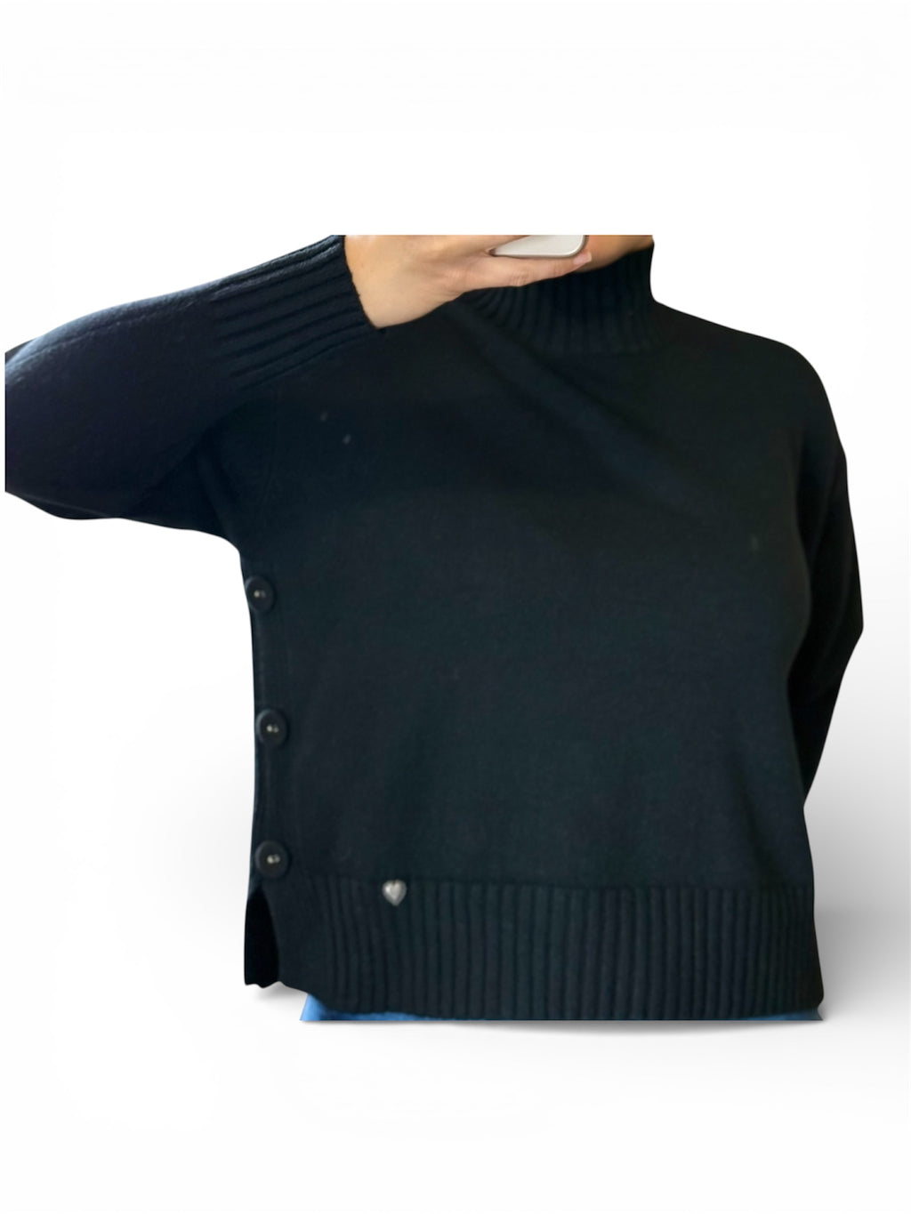 Pull Col Roulé – Boutons Latéraux & Style Chic