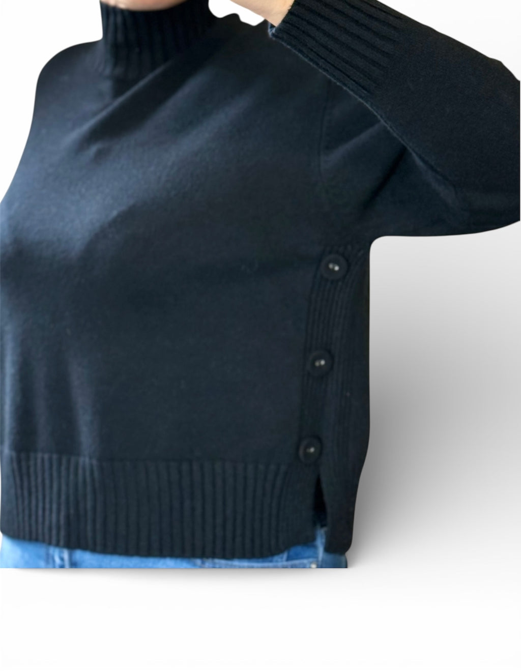 Pull Col Roulé – Boutons Latéraux & Style Chic