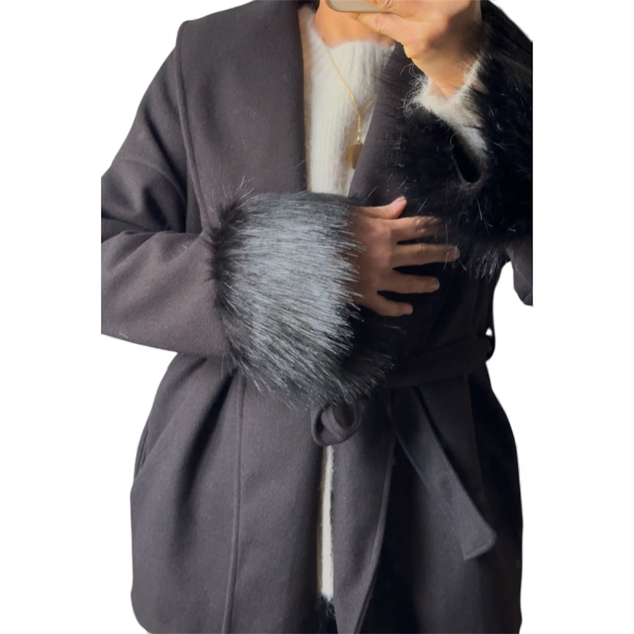 Manteau Ceinturé avec Fourrure aux Manches – Élégance & Confort