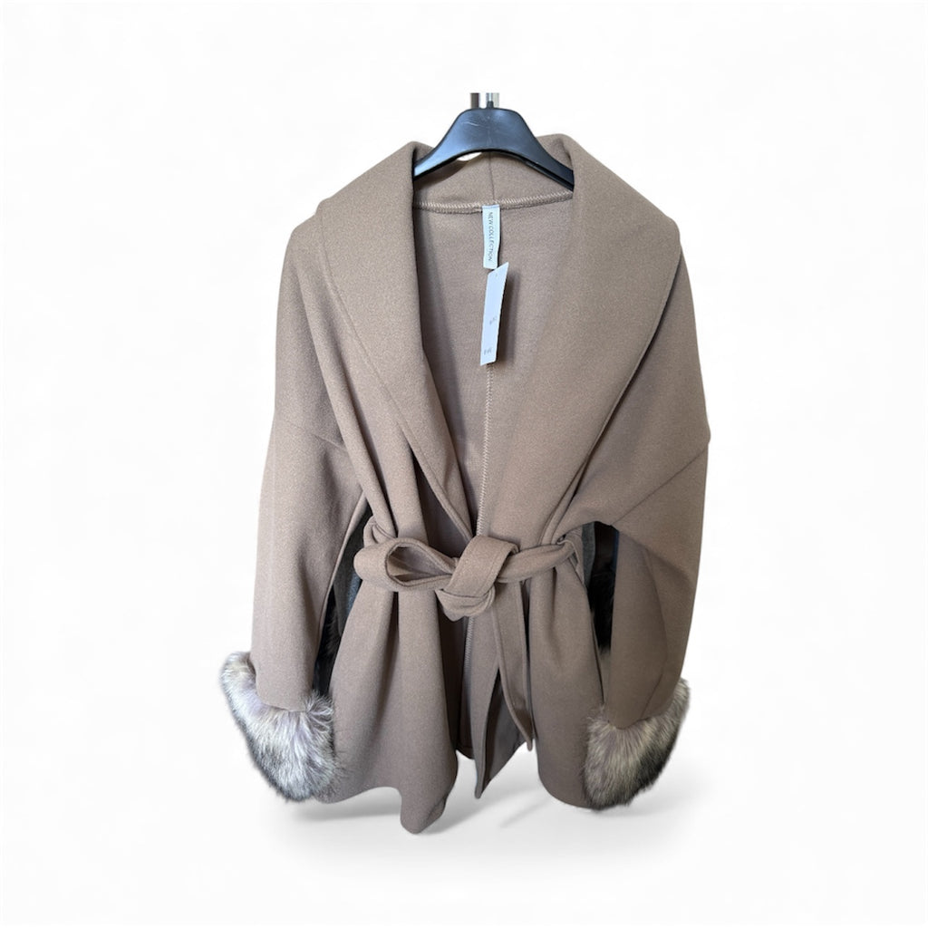 Manteau Ceinturé avec Fourrure aux Manches – Élégance & Confort