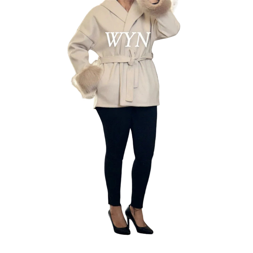 Manteau Ceinturé avec Fourrure aux Manches – Élégance & Confort