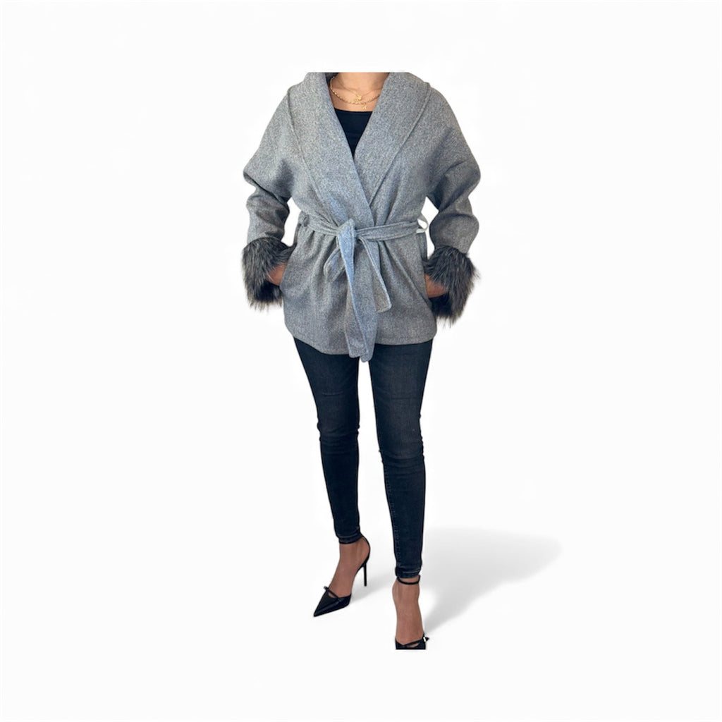 Manteau Ceinturé avec Fourrure aux Manches – Élégance & Confort